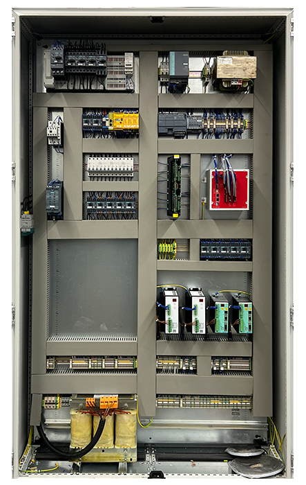Steuerungsschrank mit verschiedenen elektrischen Komponenten und Verdrahtungen.