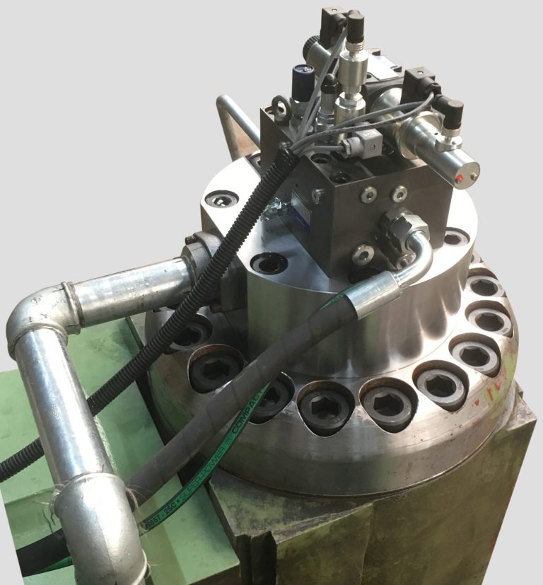 Hydraulikzylinder mit Hydraulikblock Hydraulischer Block mit mehreren Anschlüssen und Steuerungselementen.